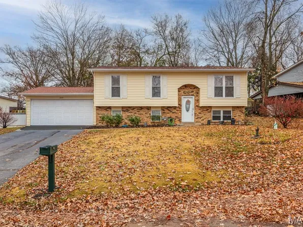 1057 Sunridge Trl W, Pevely, MO 63070