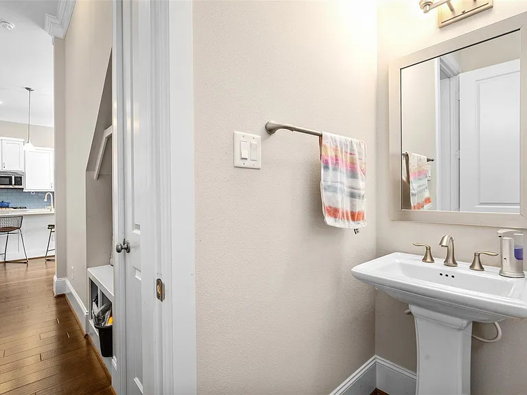 1407 Devonshire Manor Ln — Photo 9