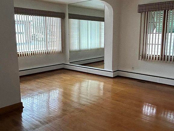 5th image of 307 Main St