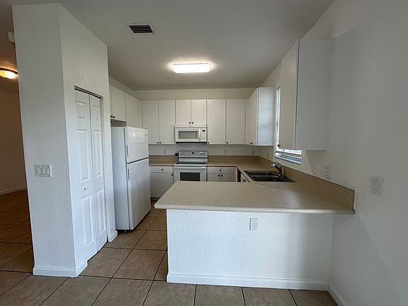 4th image of 591 NE 21st Ter