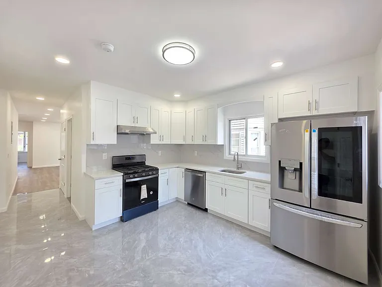 142 Fremont Ave #1 — Photo 1