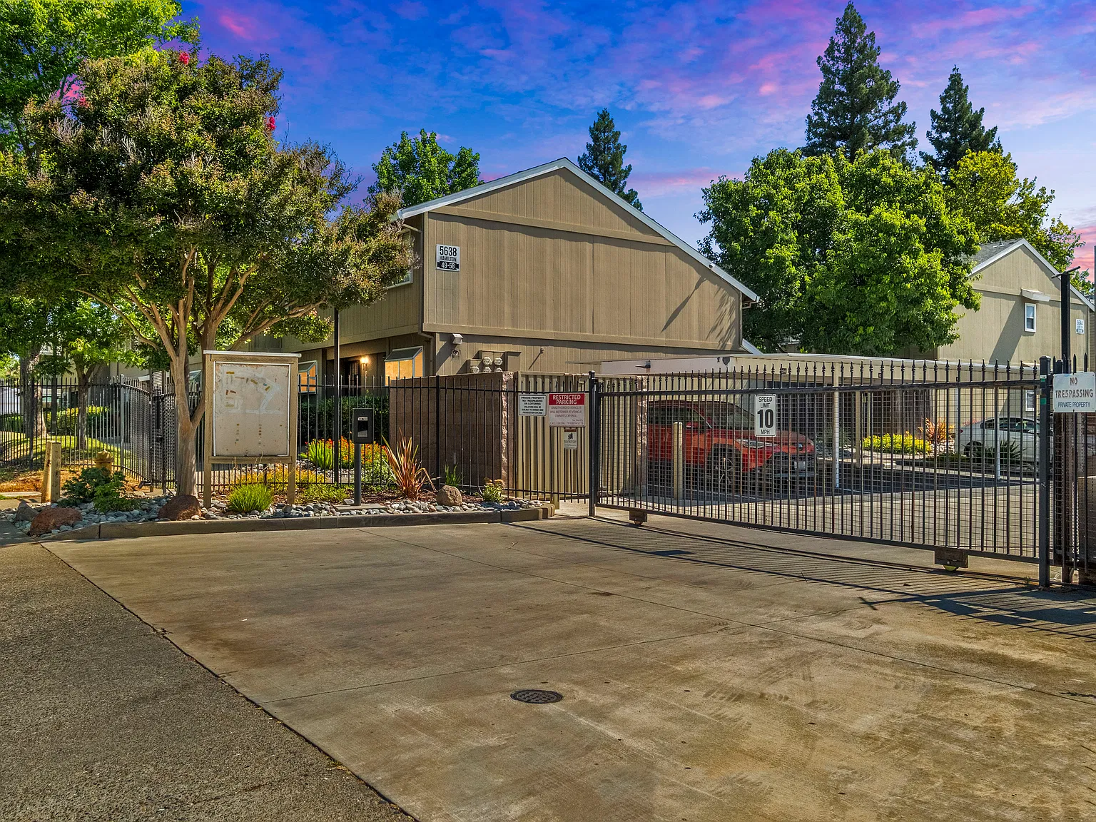 2 bed, 1.5 bath, 944 sqft, $1,600 — Photo 2