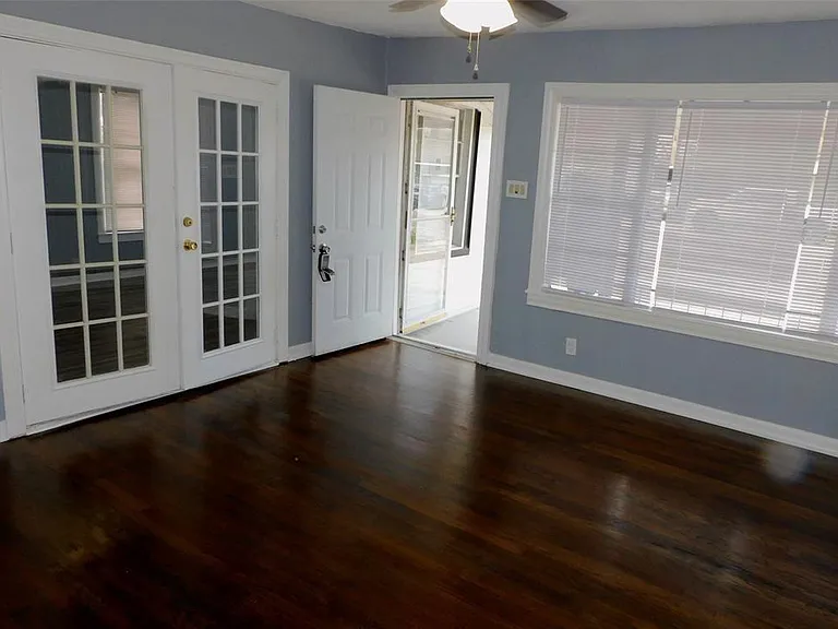 816 Avenue A — Photo 12