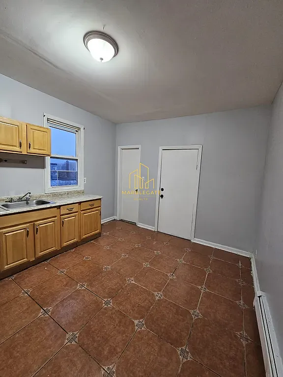 3 bed, 1050 sqft, $1,850 — Photo 3