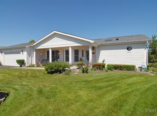 10 Surrey Ct, Grayslake, IL 60030