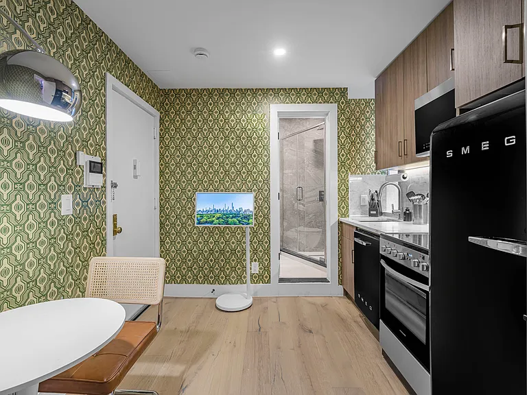 236 W 15th St #13 — Photo 4