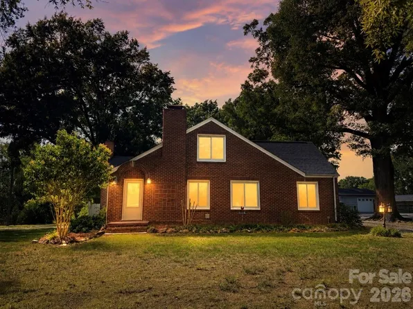 307 E 2nd St, Oakboro, NC 28129