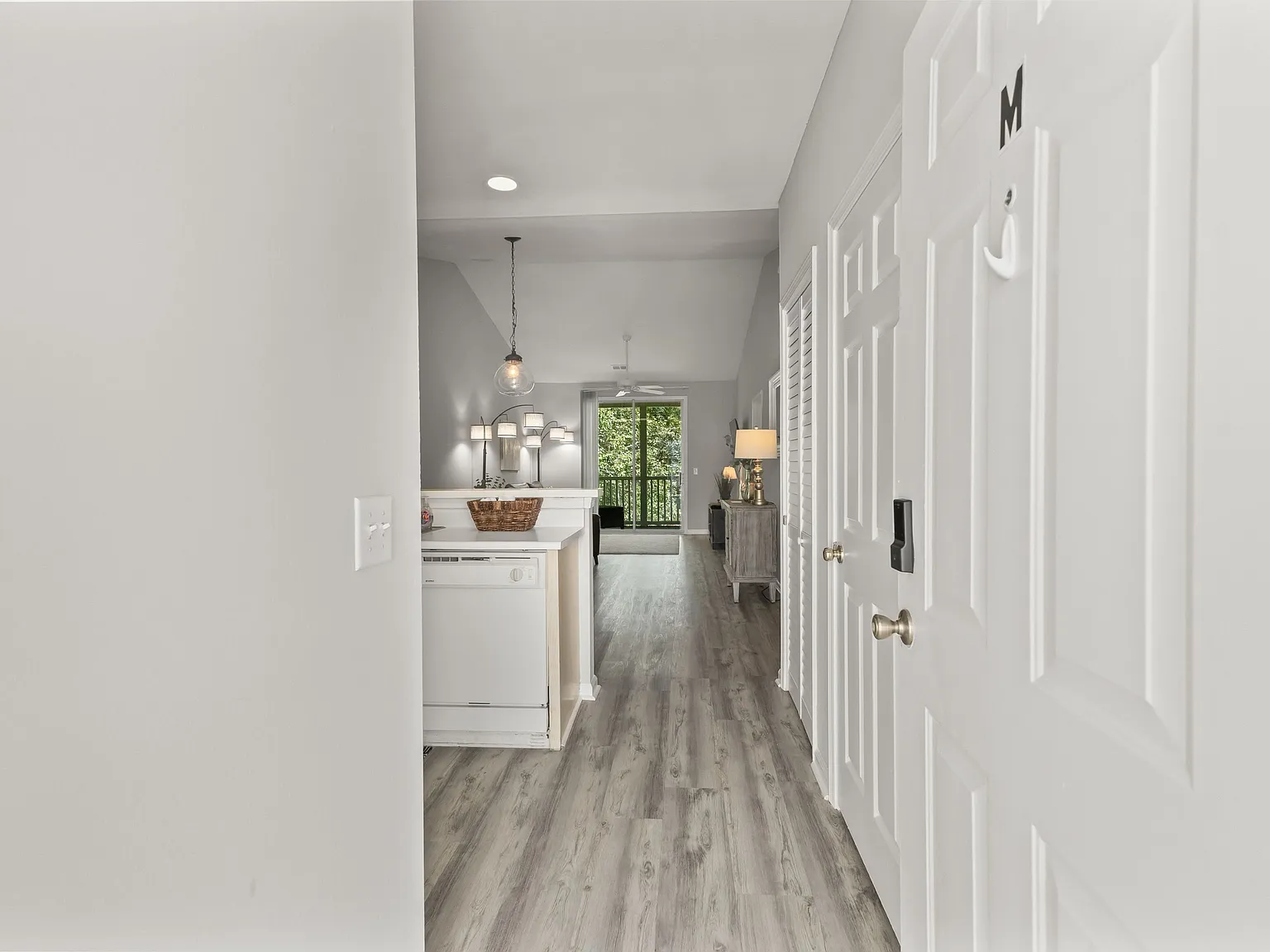 2 bed, 914 sqft, $1,600 — Photo 2