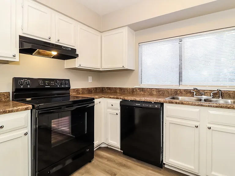 5427 Covent Way — Photo 9