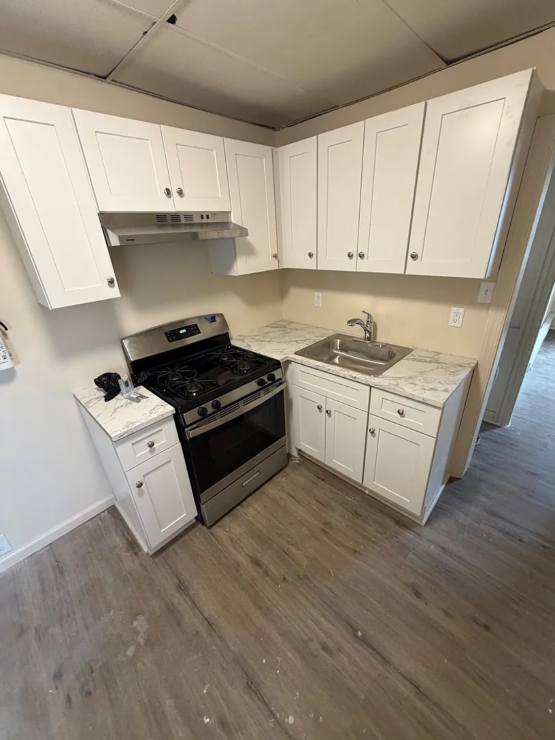 1224 E 2nd St - B - Second Floor — Photo 2