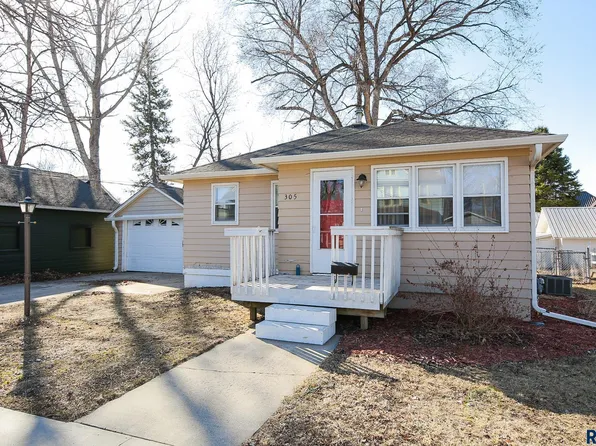 305 E 1st St, Canton, SD 57013