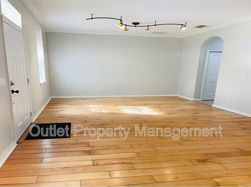 4 bed, 2.5 bath, 1983 sqft, $2,325 — Photo 2