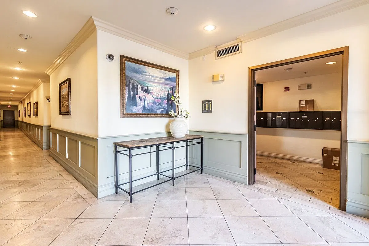 2 bed, 2.0 bath, 1300 sqft, $3,399 — Photo 4