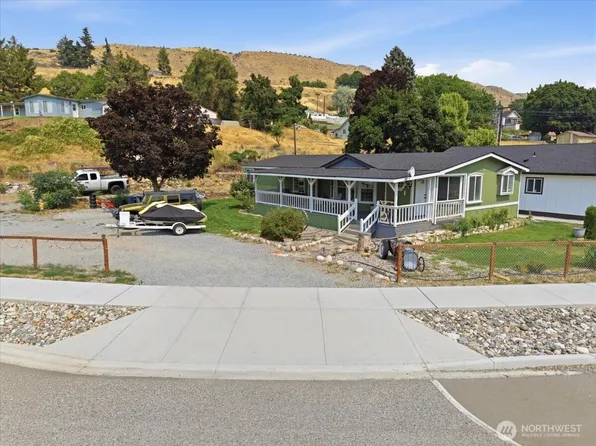634 Warren Avenue W, Pateros, WA 98846