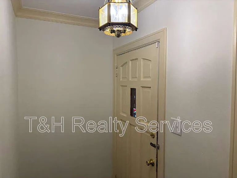 6061 N Park Ave — Photo 3