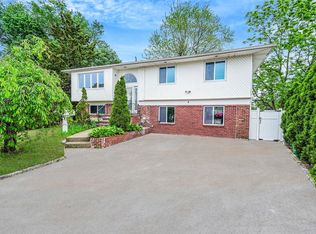 4 Mason Ct, Levittown, NY 11756