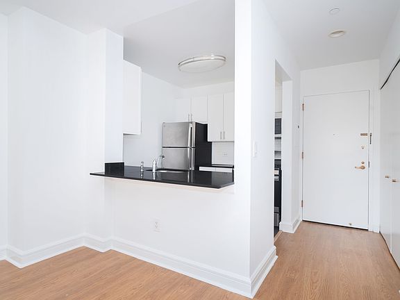4th image of 140 Riverside Blvd APT 804