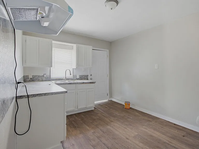 915 N Blake St — Photo 7