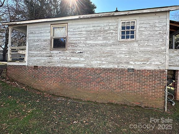 3rd image of 909 Gibbons St