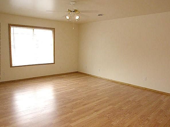 Living Room with Hardwood Laminat Floor Option