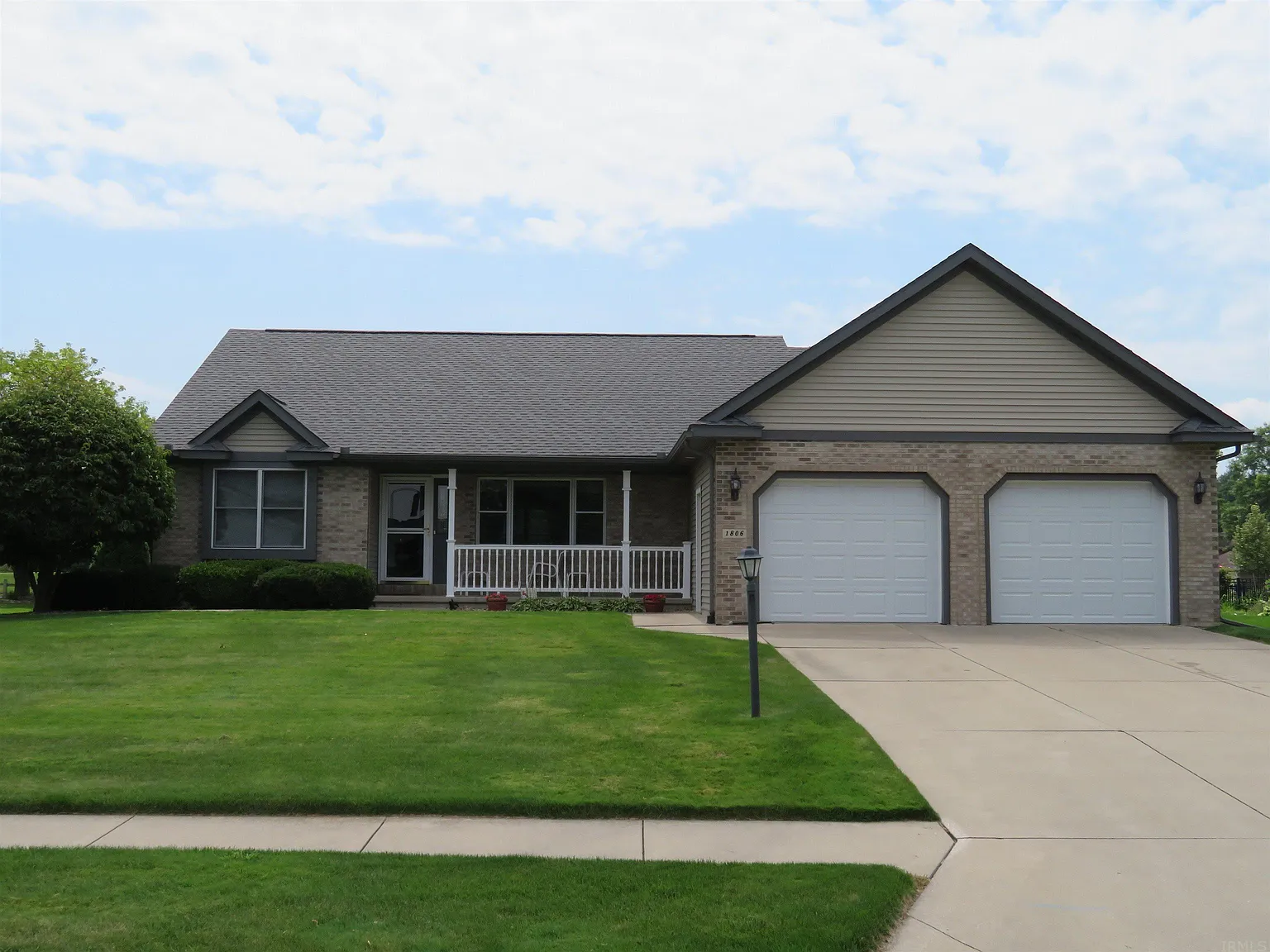 1806 Amberwood Dr photo 1