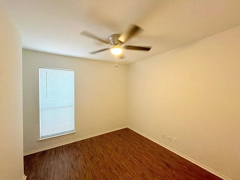 405 Parkhill Cv — Photo 23