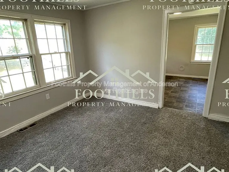 1009 S Manning St — Photo 4