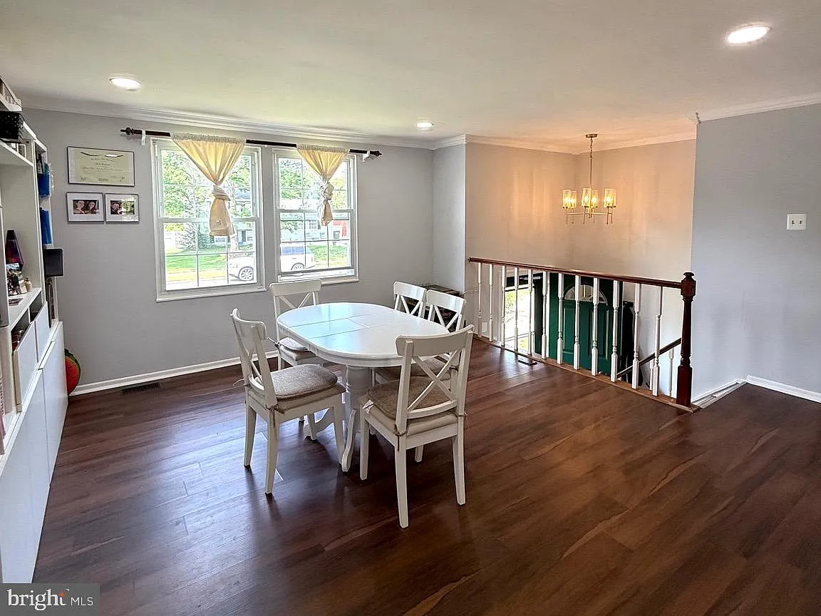 4 bed, 924 sqft, $3,650 — Photo 2