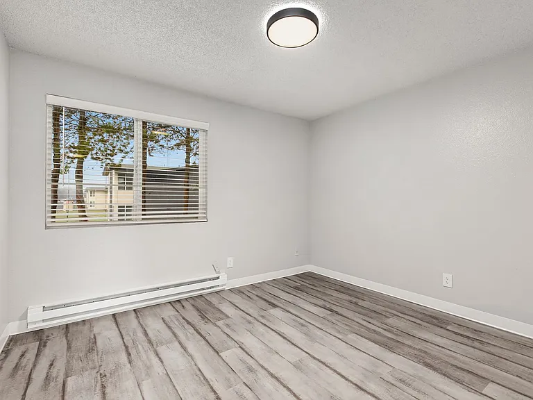 2550 N Vassault St — Photo 42