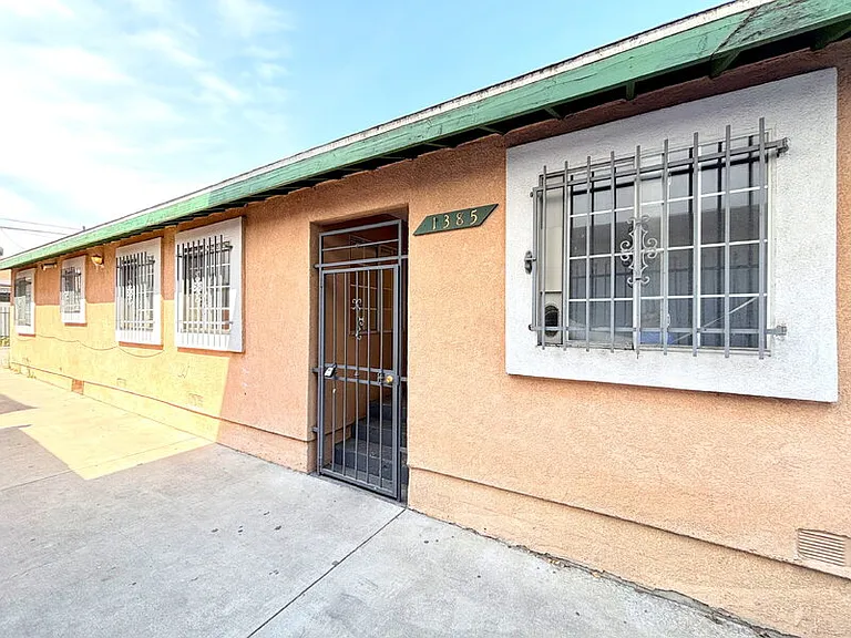 1385 E Vernon Ave — Photo 19