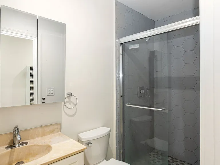 601 W 49th St #603-1/2 — Photo 14