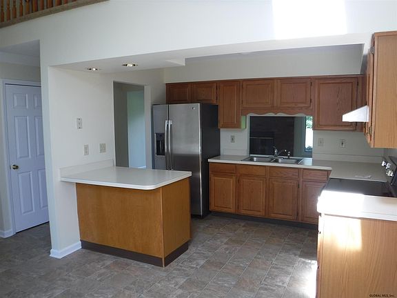 5th image of 43 Old Birch Ln