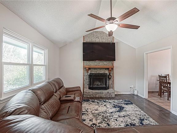 2nd image of 1946 NE Patterson Dr