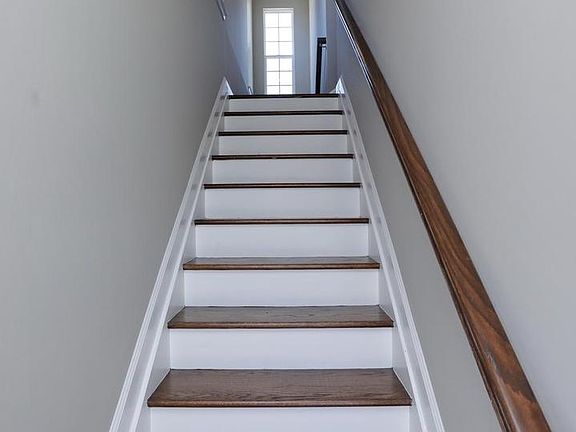 4th image of 10 Charles Overlook Ln