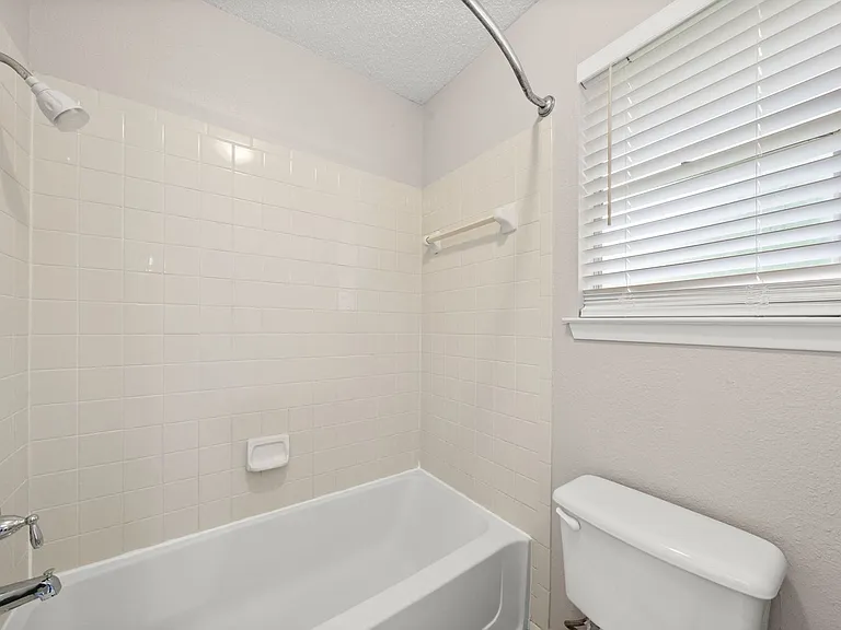 411 Greenlawn Blvd — Photo 24