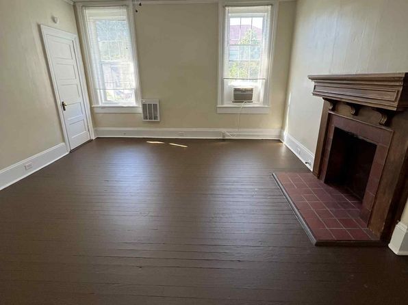 206 College St #4