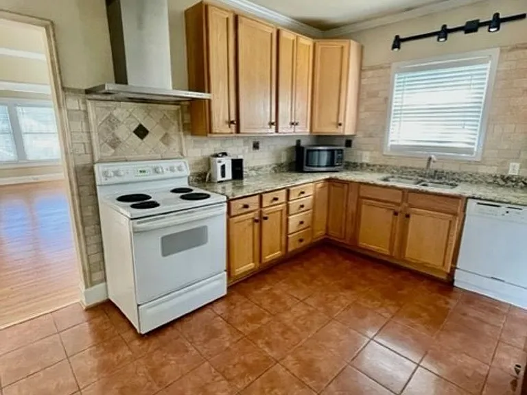 401 Wesley Heights Way — Photo 4