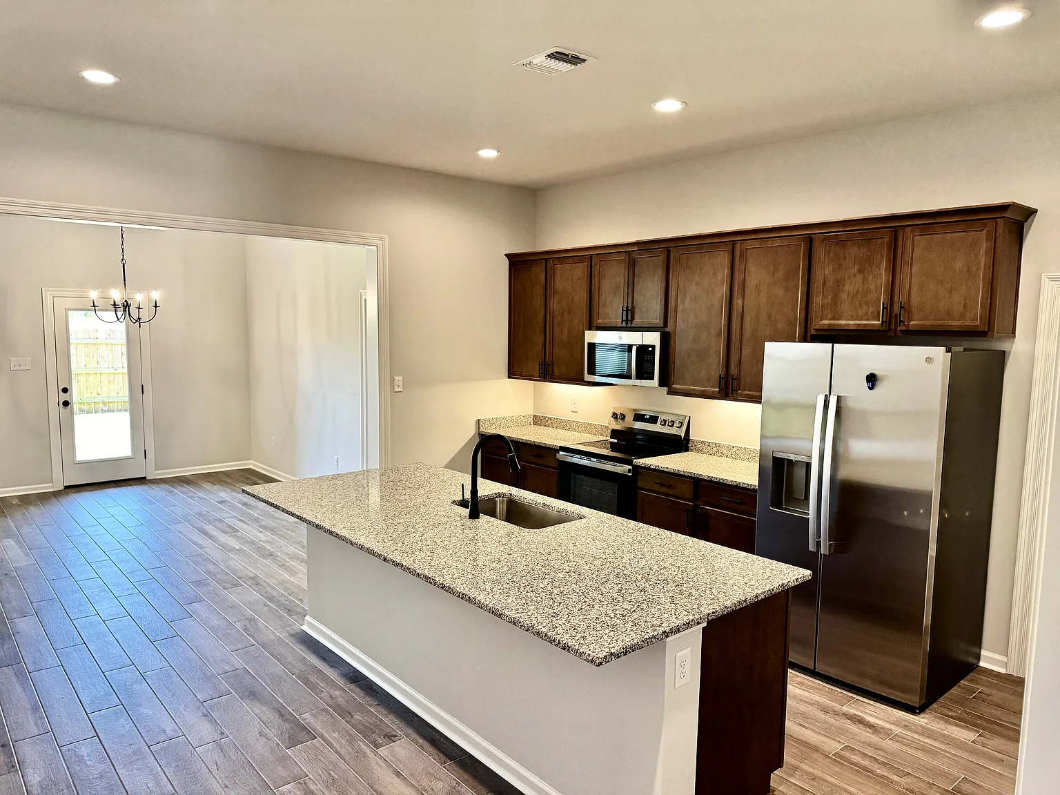 3 bed, 1867 sqft, $2,000 — Photo 4