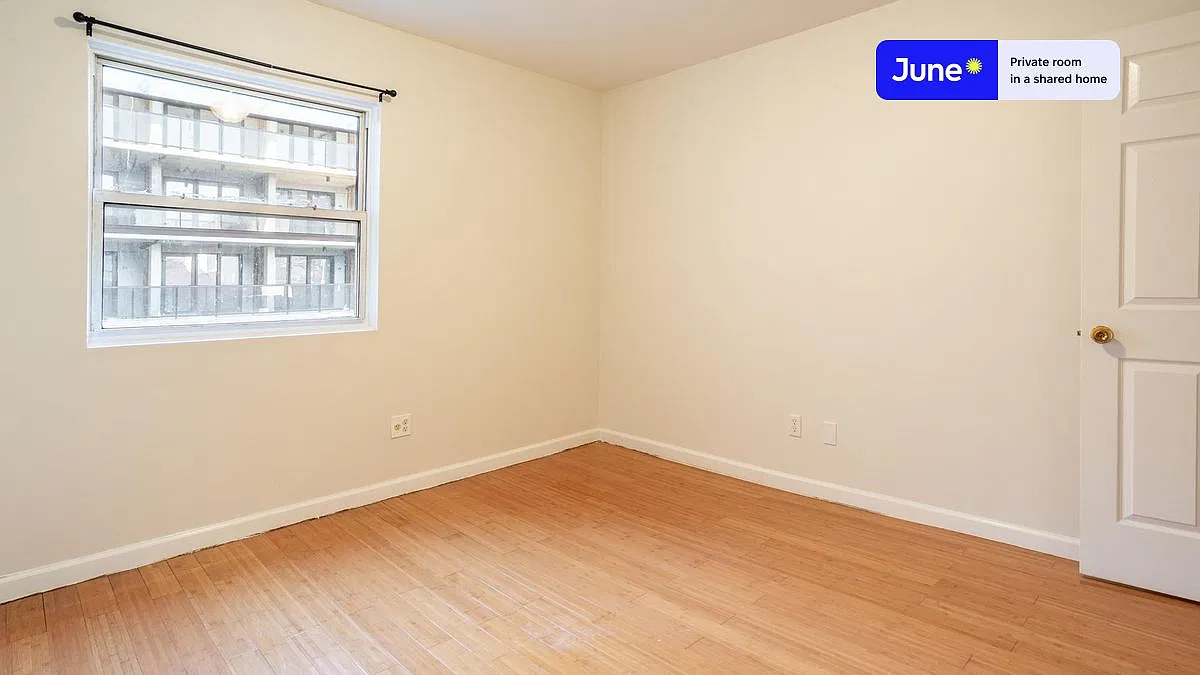 Queen bedroom in 4 bed/2 bath home in Flatbush #1647 C — Photo 2