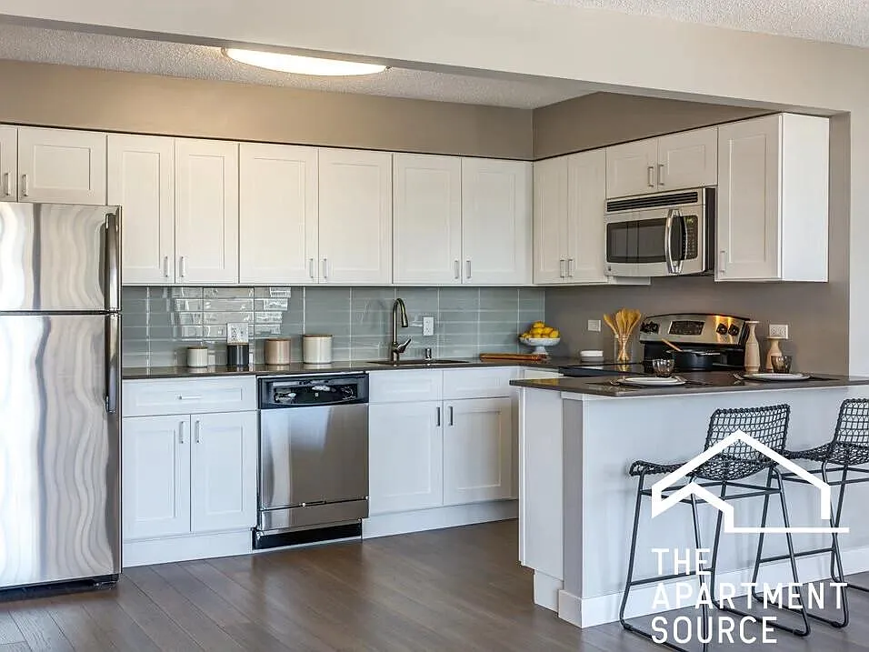 2556 N Clark St — Photo 1