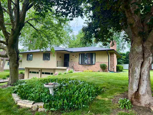 806 13th St, Wellman, IA 52356