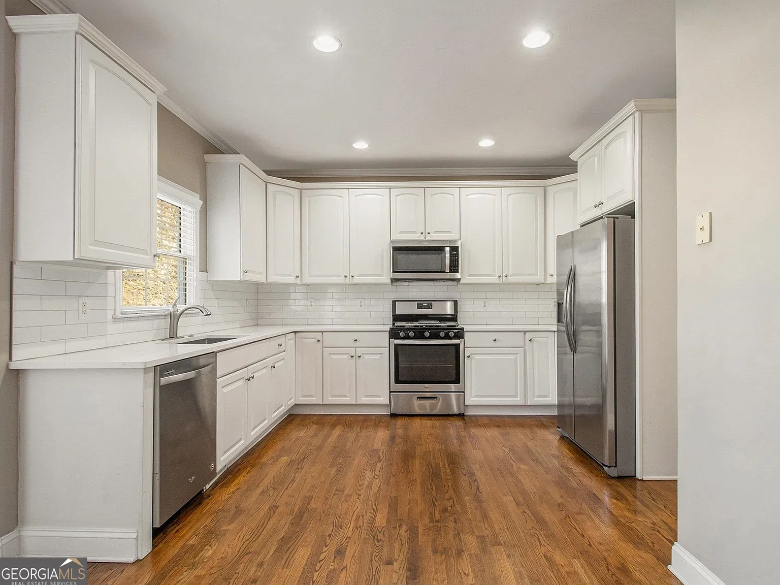 5 bed, 5.0 bath, 3200 sqft, $3,950 — Photo 3