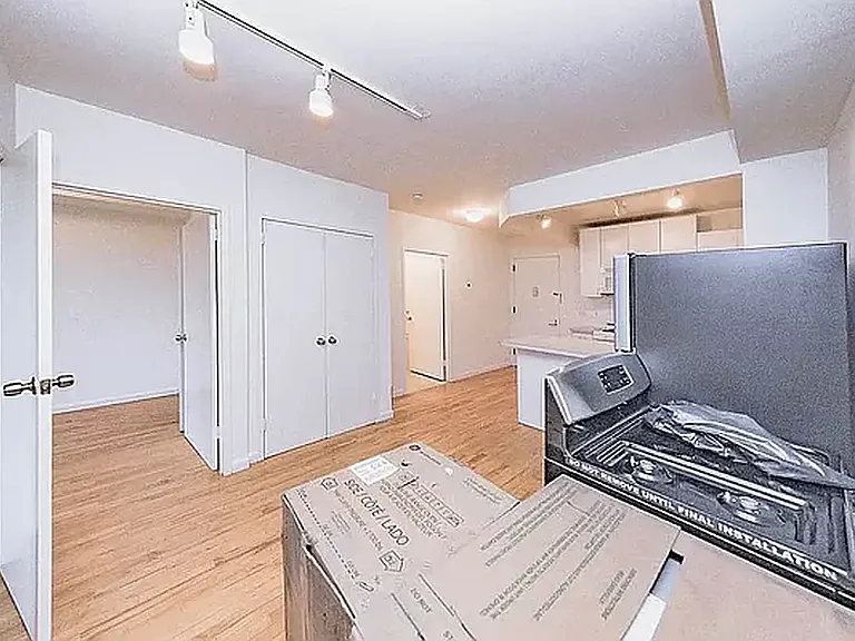 190 E 7th St #402 — Photo 10