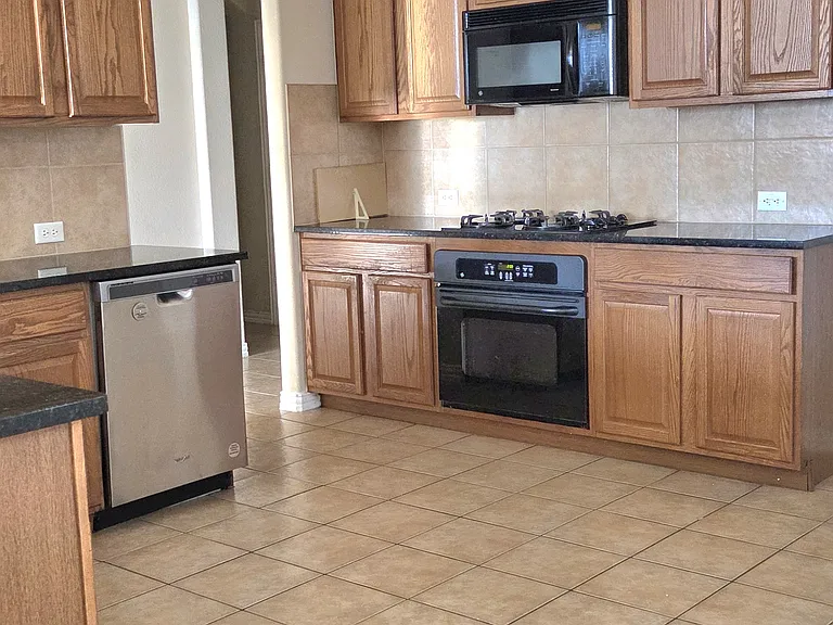 7105 Sugarplum Dr — Photo 20