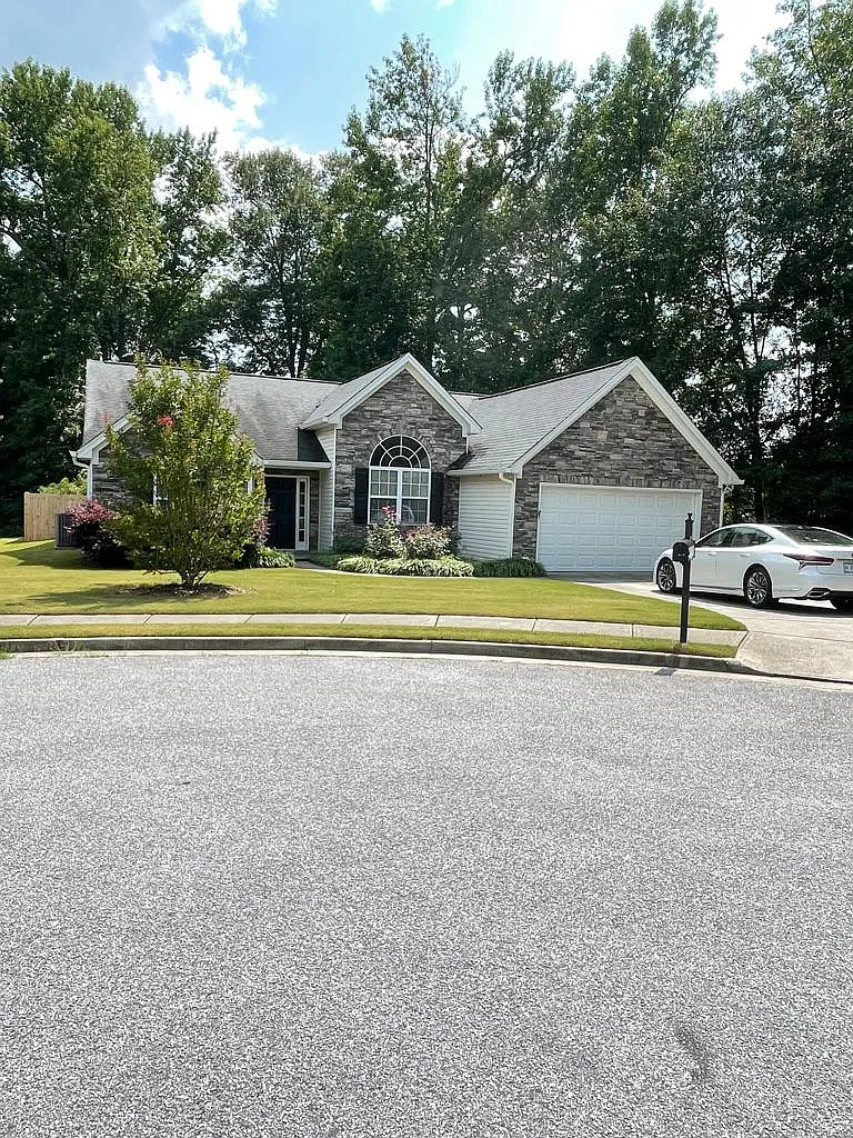 3 bed, 1908 sqft, $2,300 — Photo 1