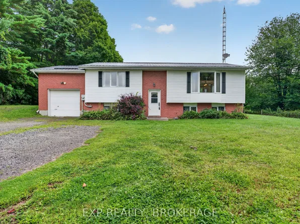 9009 Perth Rd, Rideau Lakes, ON K0H 2L0