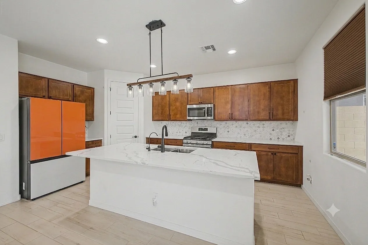 4 bed, 2300 sqft, $2,700 — Photo 3