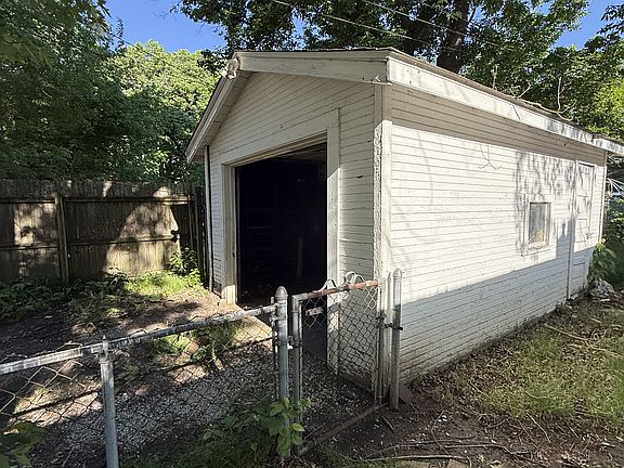 5th image of 1337 N Maple Ave