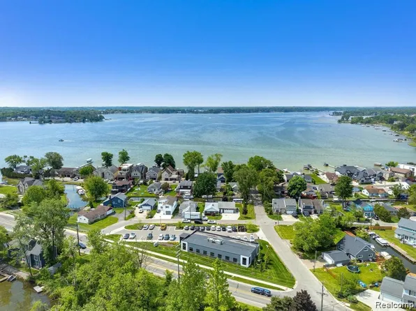 1466 Rossdale Dr, Waterford, MI 48328