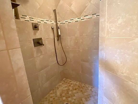 5th image of 924 Josephine Cres